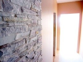 Фото искусственного камня в интерьере от строительной компании А.В.Р. Комфорт