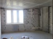 Фото гостиной до начала ремонта квартиры на улице Ахматовой