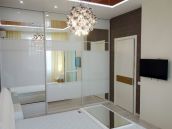 Фото спальни с зеркальным шкафом после ремонта квартиры на бульваре Леси Украинки