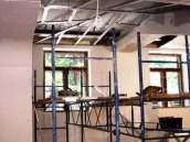 Фотография ремонтных работ в помещении центра обслуживания клиентов компании Амрита