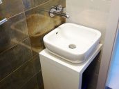 Фото ремонта квартиры в санузле на улице Е.Чавдар в Киеве - умывальник со смесителем из стены