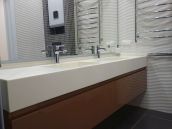 Фото ремонта квартиры - двойной умывальник из камня в ЖК Голосевский