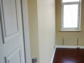 Фотография ремонта с белыми дверями и плинтусом в трехкомнатной квартире на Лукьяновке