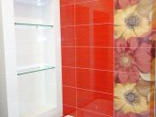 Фото ванны с полками после ремонта квартиры в Парковом мистечке