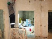 Фото в процессе ремонта холла трехкомнатной квартиры в жилом комплексе 