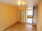 Фотография ремонта спальни с мебелью в трехкомнатной квартире на Оболони