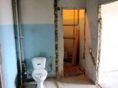 Фотография туалета после демонтажа до ремонта в трехкомнатной квартире на Оболони