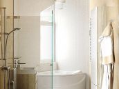 Фотография дизайна светлой ванны для таунхауза в Киевской обл.