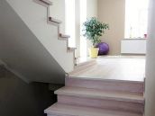 Фотография ремонта лестницы в гостиную для дома в коттеджном городке Золоче клуб