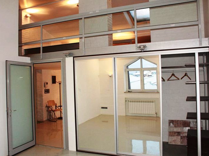 офис с элементами дизайна high tech