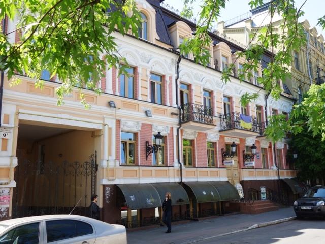 Фотография фасада офиса строительной компании А.В.Р. Комфорт в Киеве