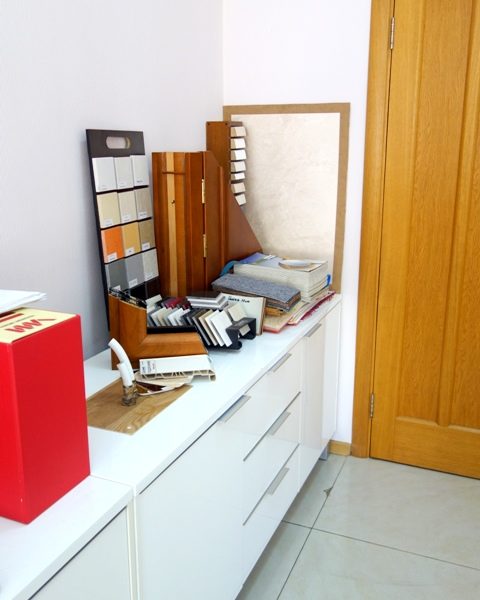 Фото стендов материалов в офисе АВР-Комфорт