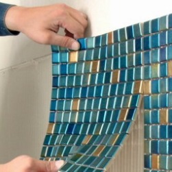 Фотография укладки мозаики на стену