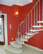 Фотография лестницы на больцах